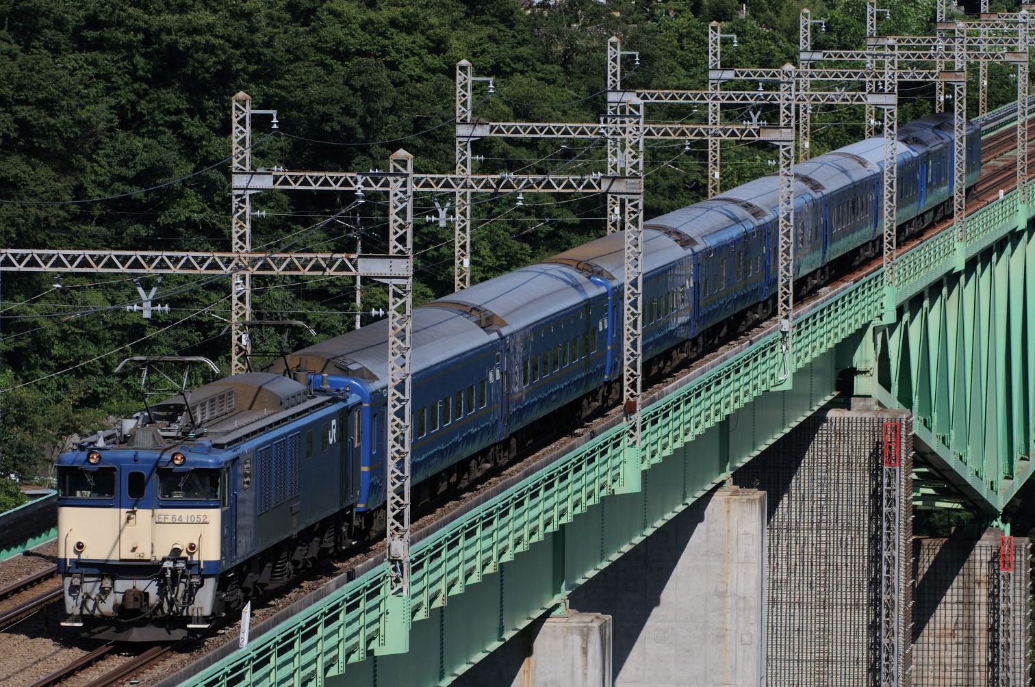 北斗星用24系廃車回送を鳥沢で撮影。
