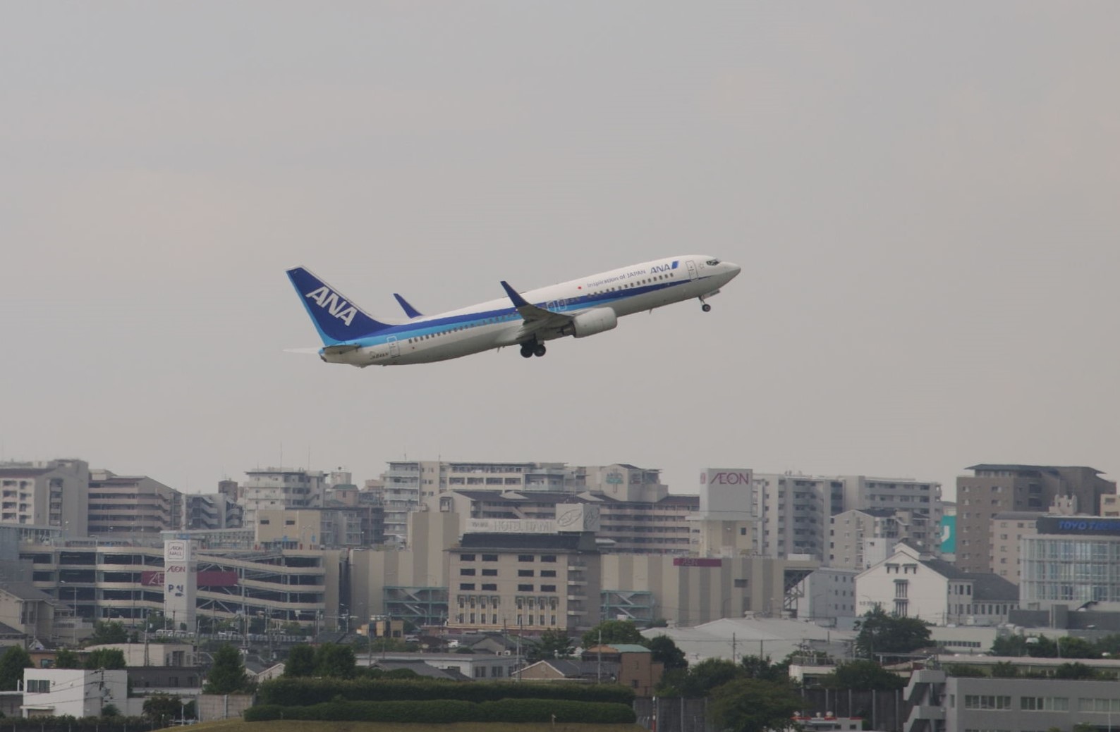伊丹空港を離陸するANAのB737-800