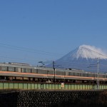富士山を背に快走する身延線