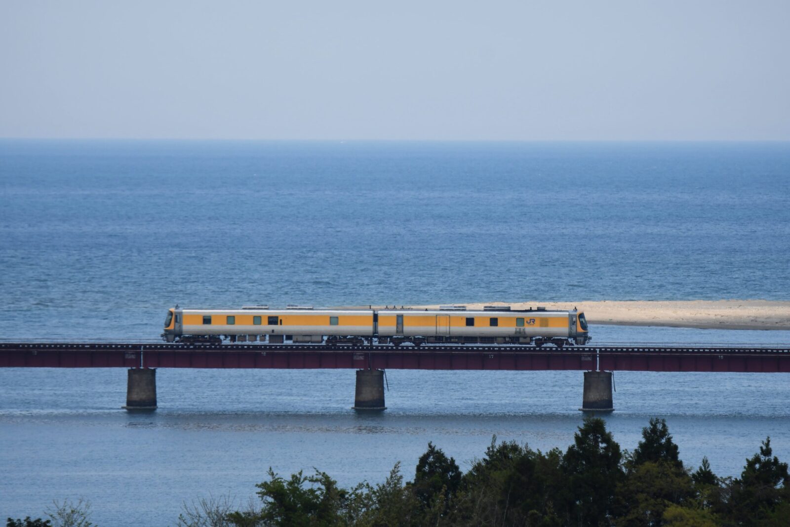 京都丹後鉄道を行くキヤ141と国鉄色やくもを撮影