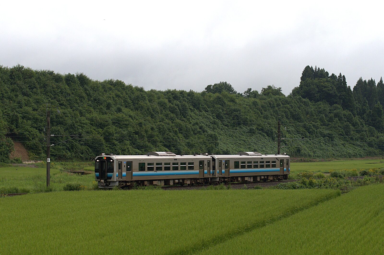 奥羽本線非電化区間で気動車を撮影